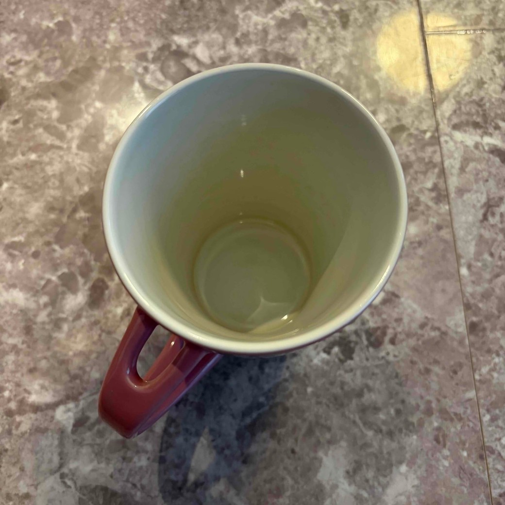 茶渋のついたコップ