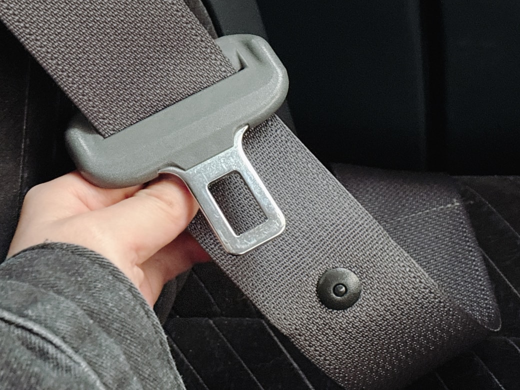 シートベルトのベルト部分についている黒いボタンのようなもの