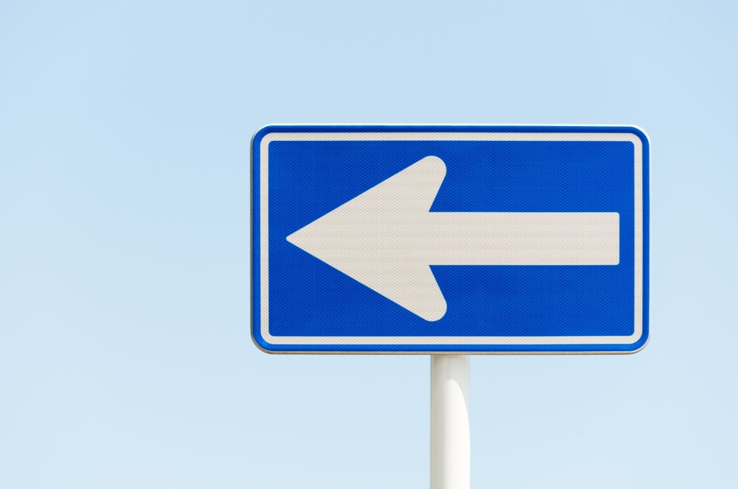 一方通行の標識