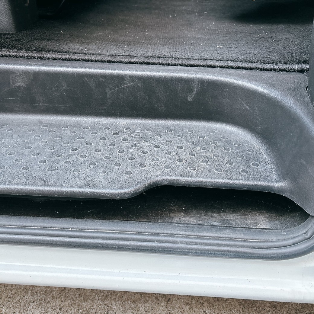 車のスカッフプレート