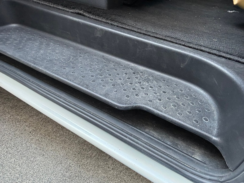 車の「スカッフプレート」