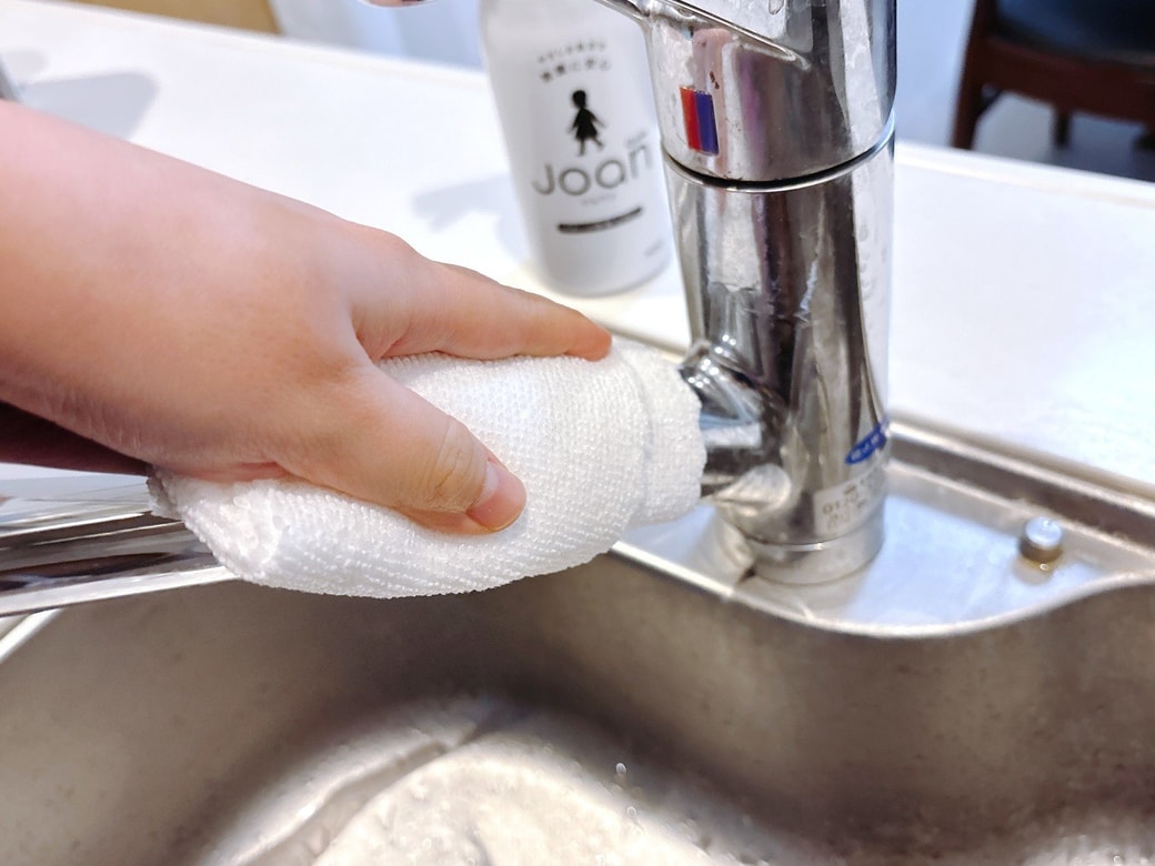 「クイックル Joan 除菌スプレー」で汚れをくまなく拭き取る