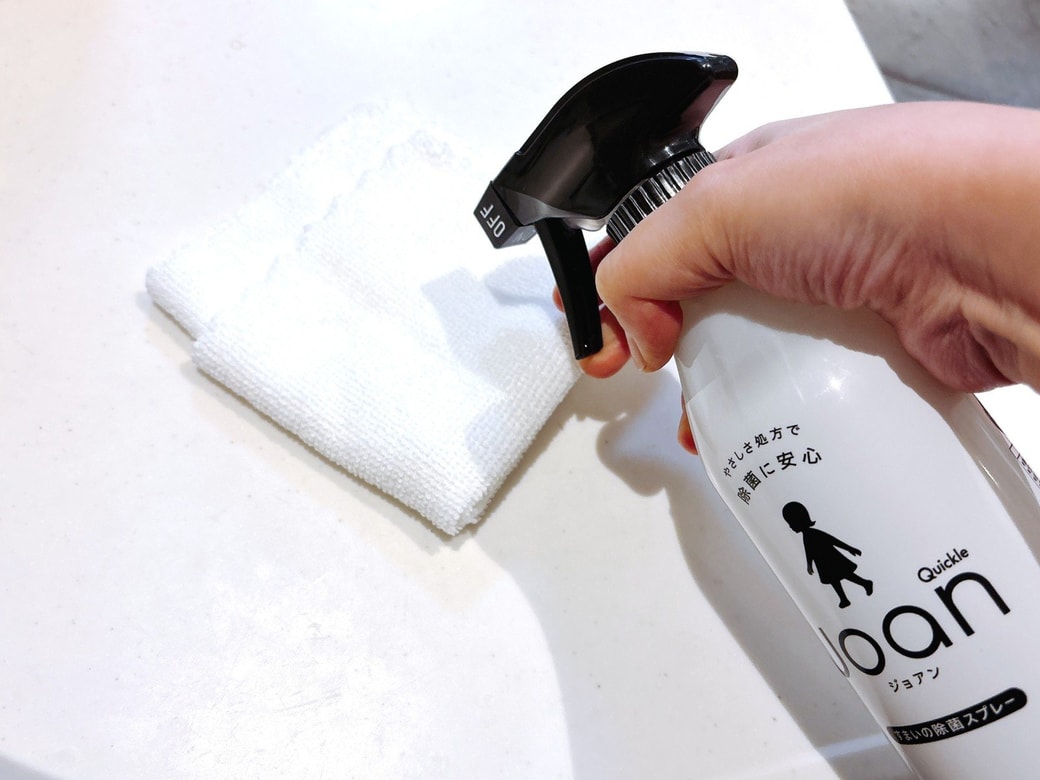 布に「「クイックル Joan 除菌スプレー」をかける