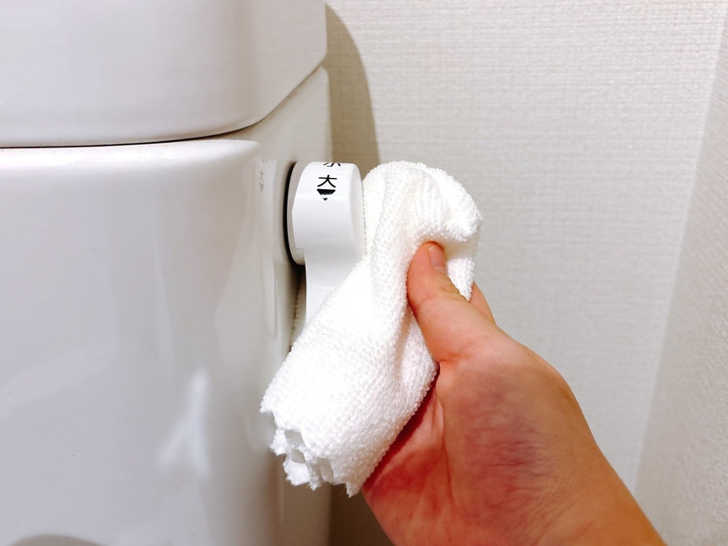 「クイックル Joan 除菌スプレー」でレバーを拭き掃除する