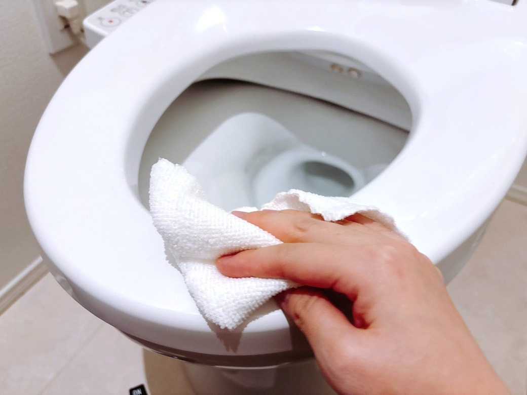 「クイックル Joan 除菌スプレー」で便座を拭き掃除する