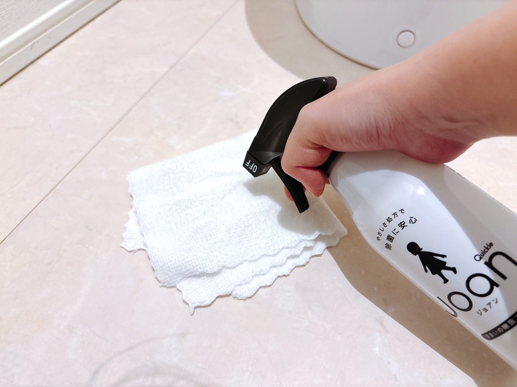 「クイックル Joan 除菌スプレー」は布にスプレーを
