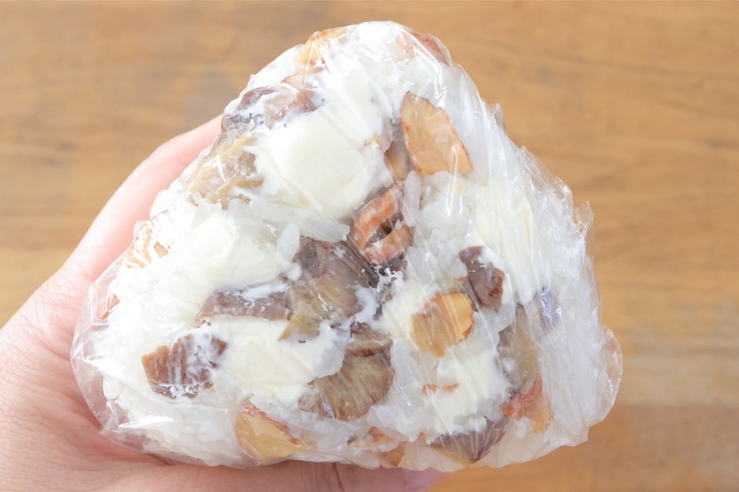 「甘栗とクリームチーズとアーモンドのおにぎり」