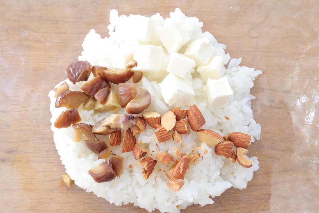 「甘栗とクリームチーズとアーモンドのおにぎり」