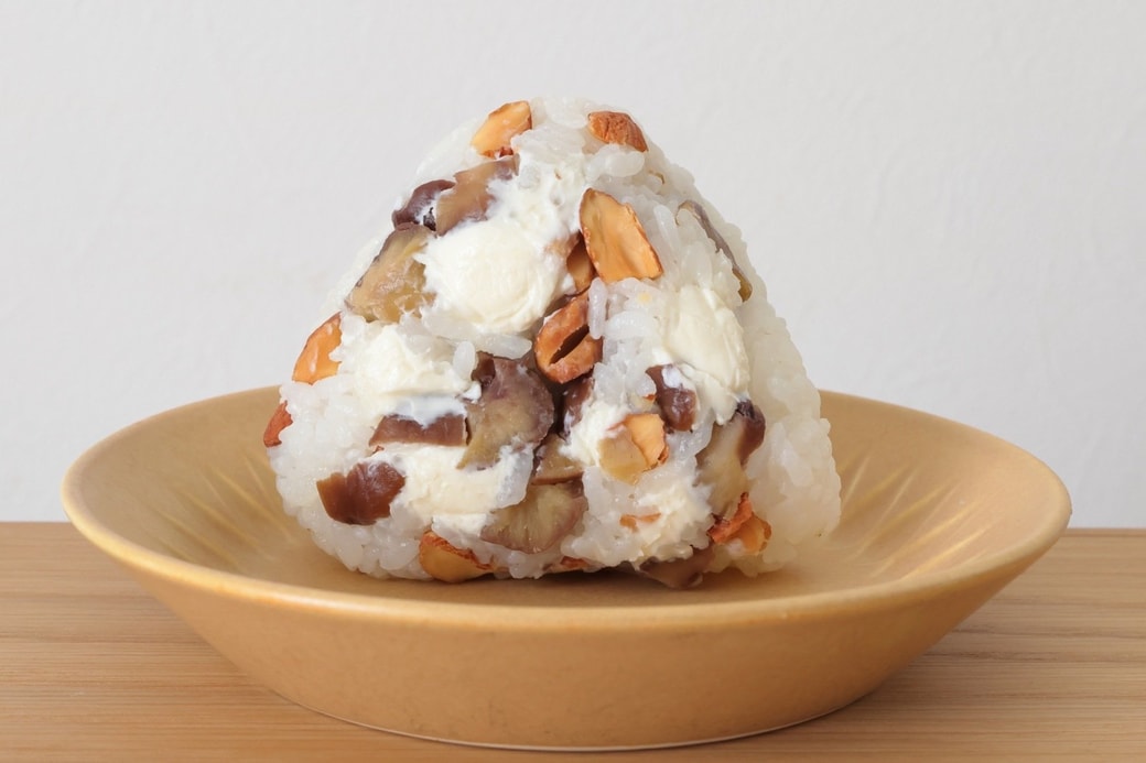 「甘栗とクリームチーズとアーモンドのおにぎり」