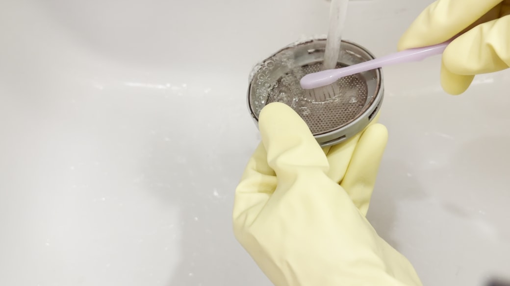 フィルターを歯ブラシでこする