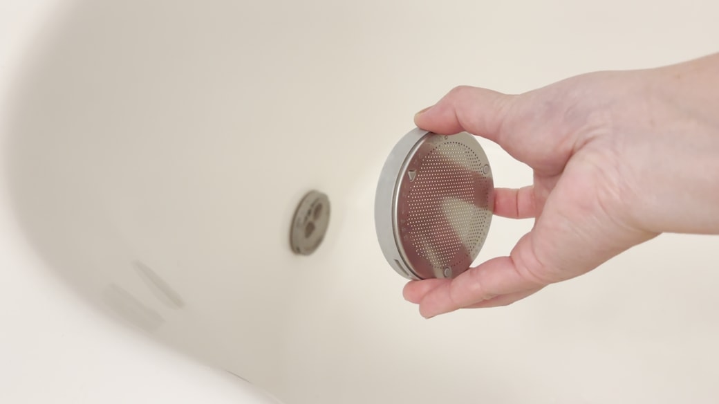 循環口からフィルターを取り外す