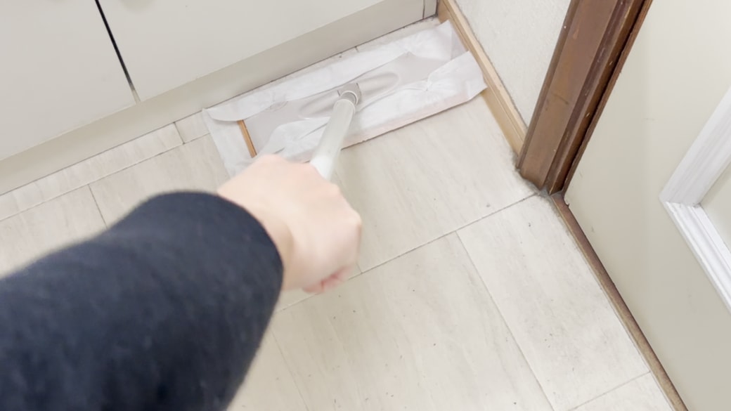 奥から手前へひと拭きする