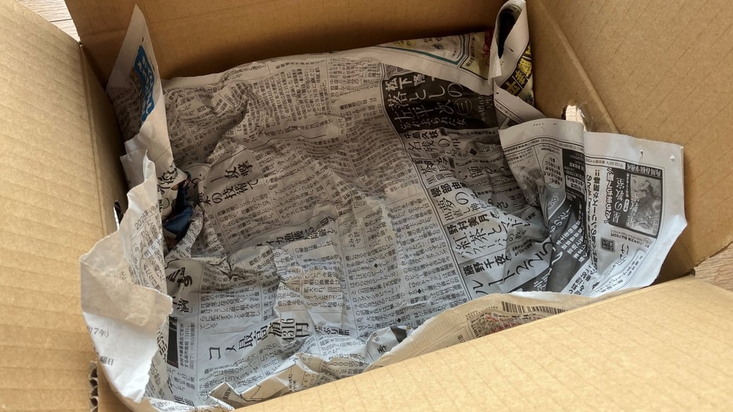 新聞紙を入れた箱