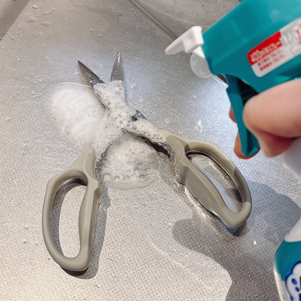 キッチンばさみにキッチン泡ハイターをかける