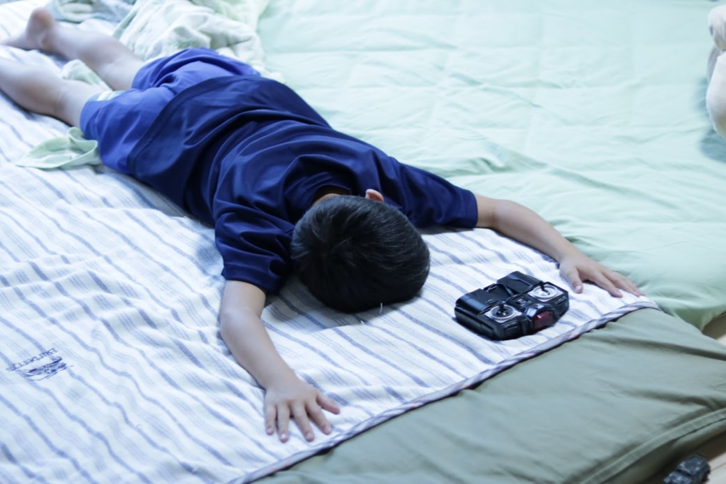 横になる子ども