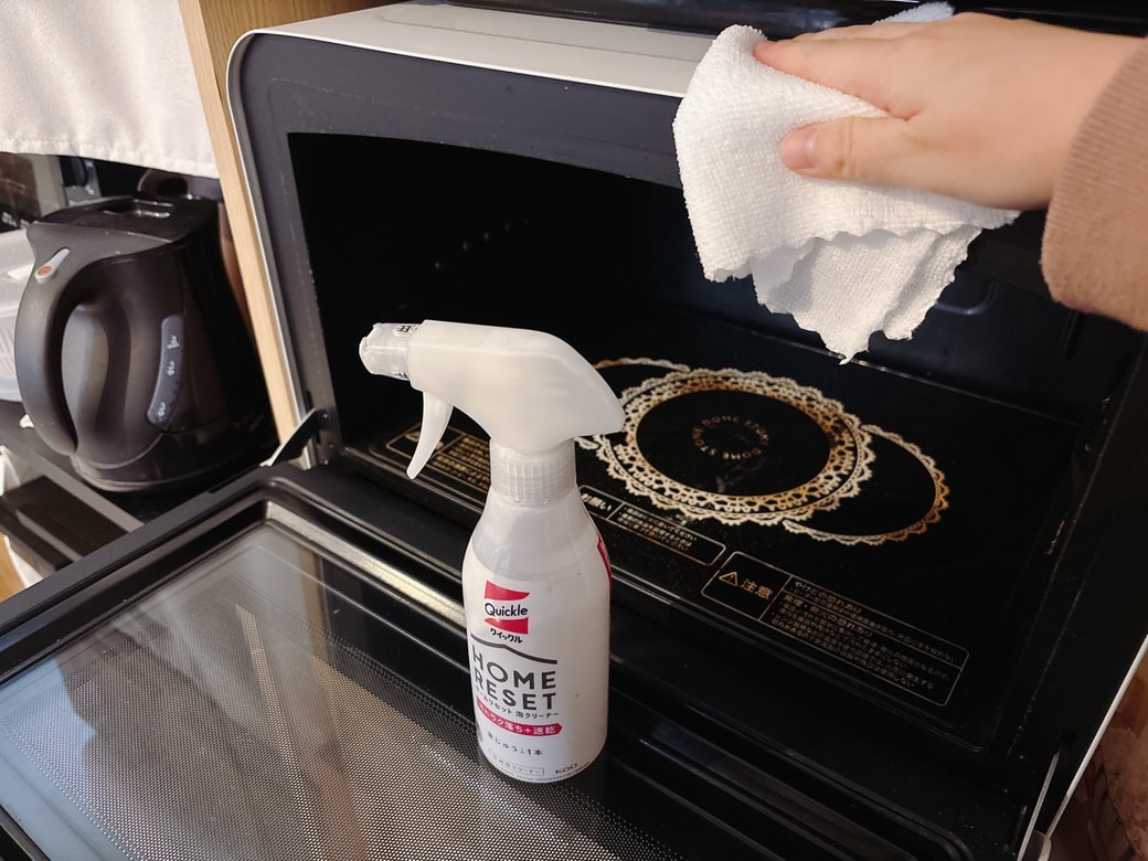 クイックル ホームリセットをスプレーした布で拭き取る