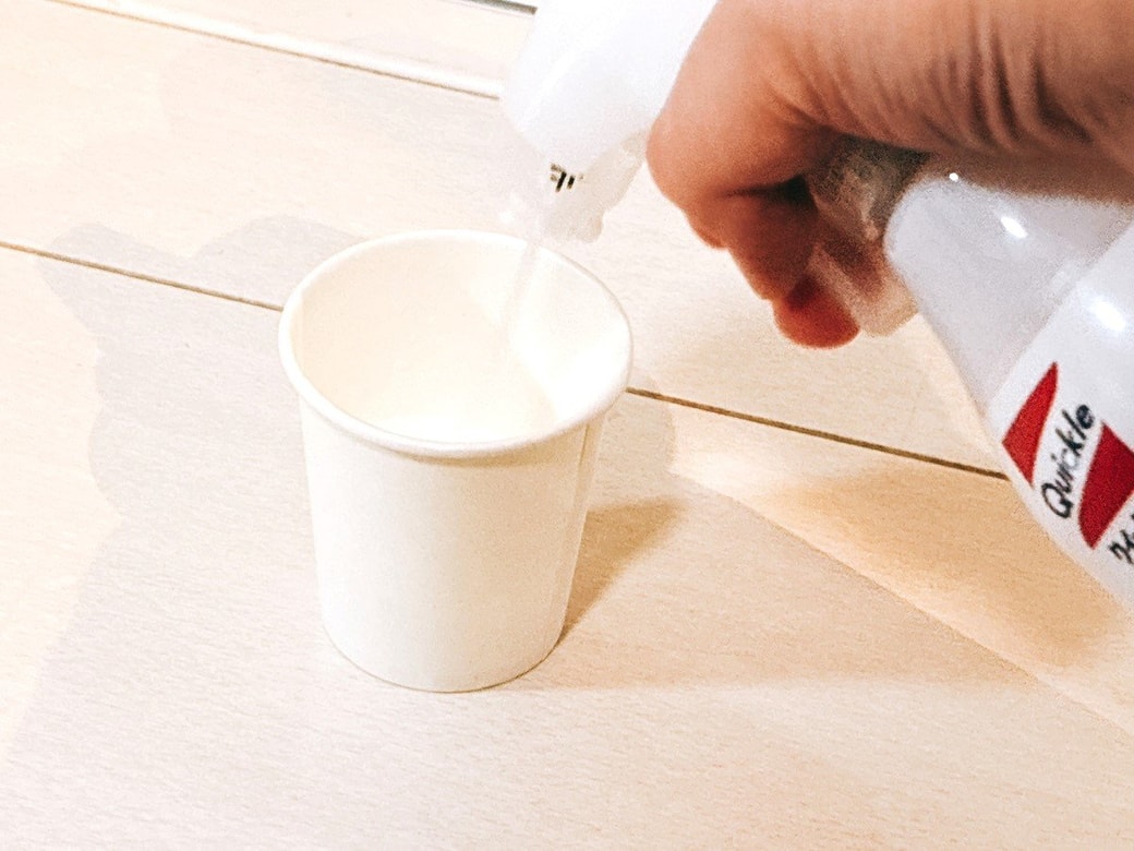 紙コップにクイックル ホームリセットを出す