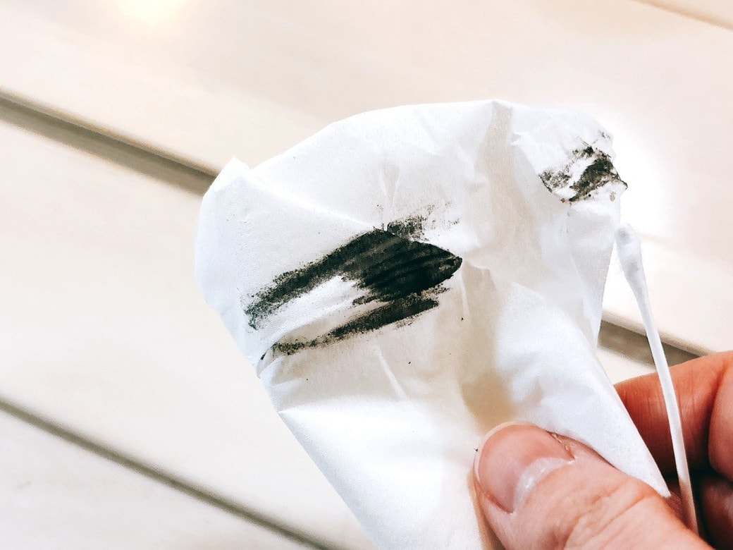 仕上げ拭きをして汚れたティッシュ