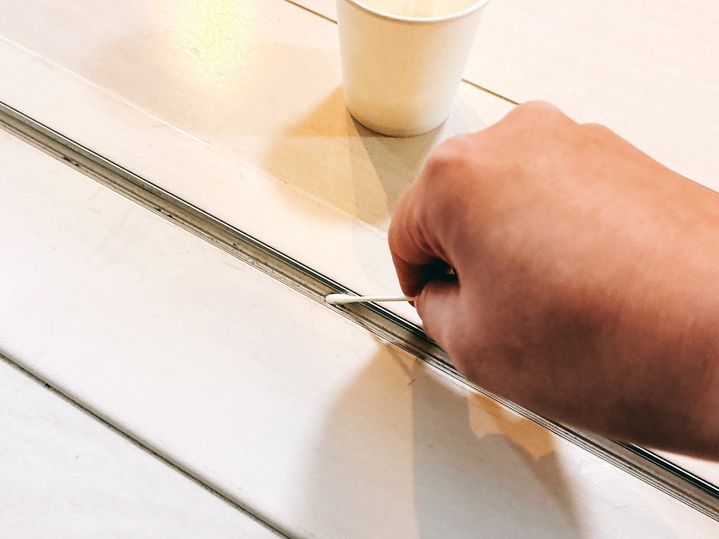 ドアレールを綿棒でこする