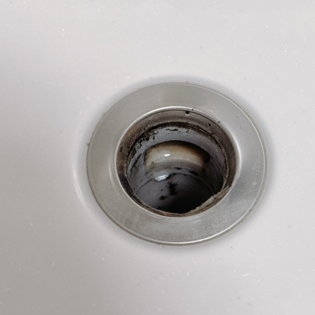 掃除前の汚れた排水口