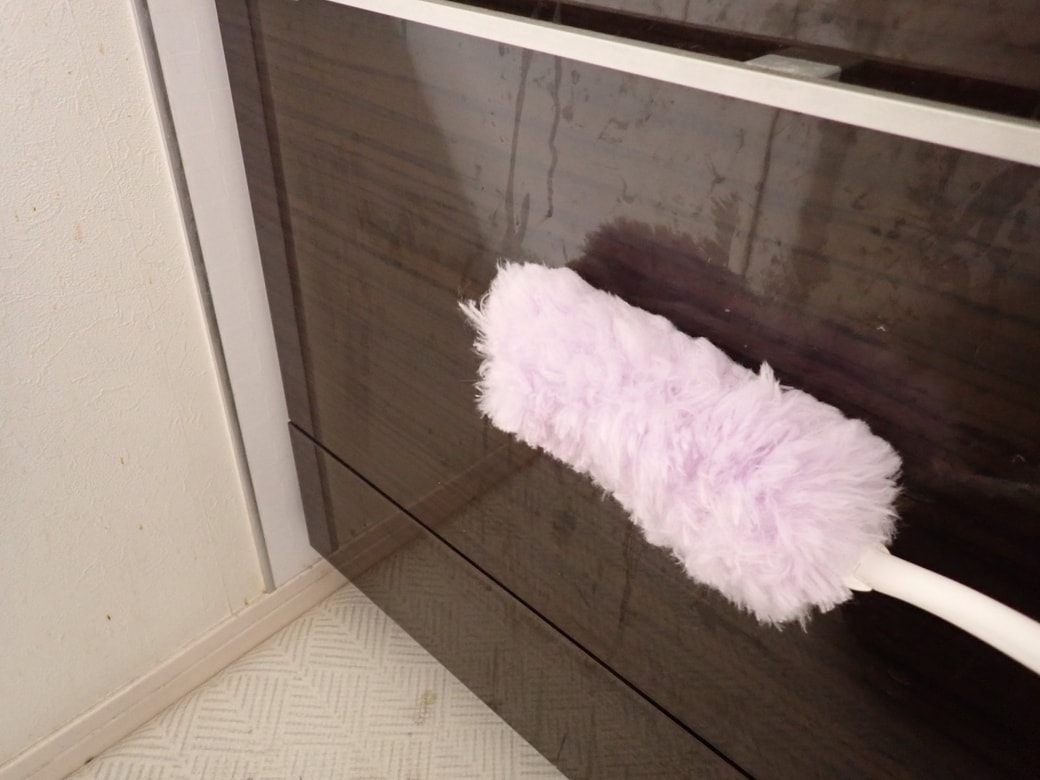 ハンディモップでほこりを落とす