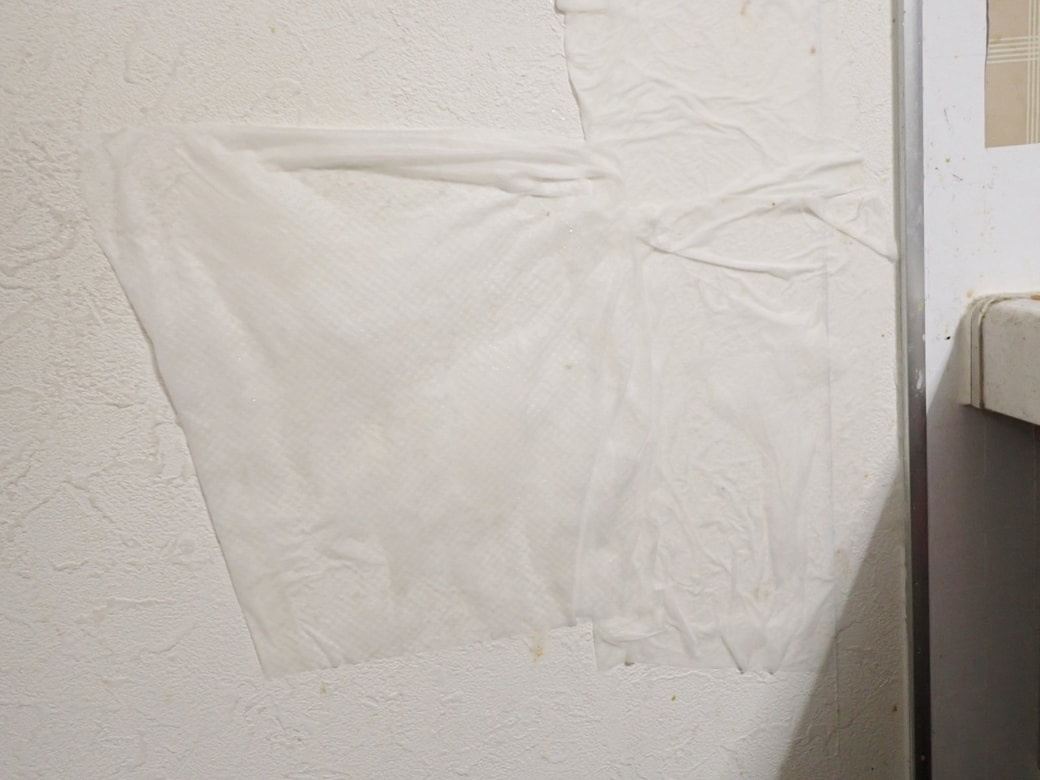 キッチンペーパーを貼る