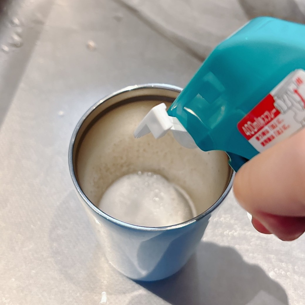 タンブラーの内側にキッチン泡ハイターをかける