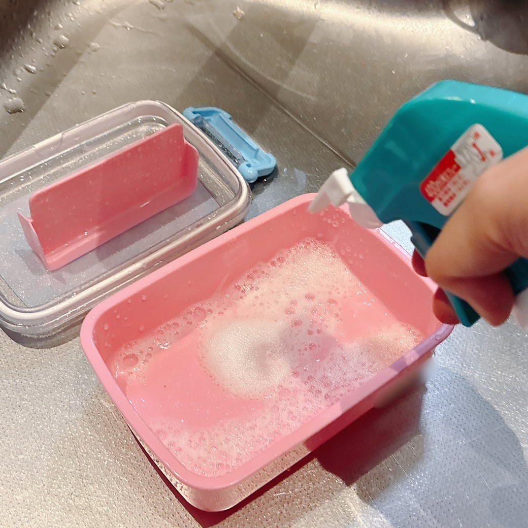 汚れを洗い流してから、キッチン泡ハイターをスプレー
