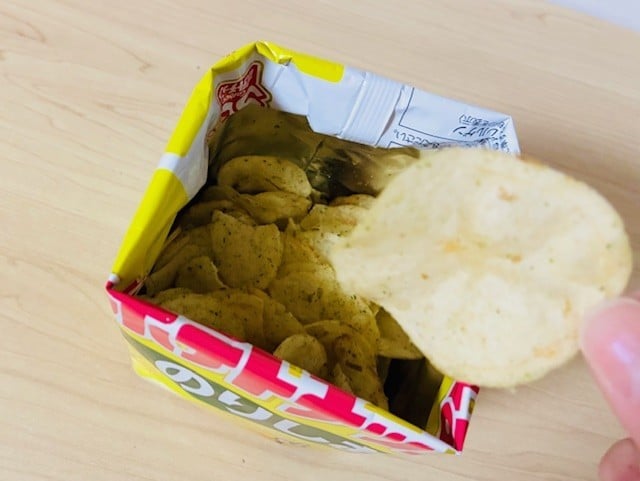 ポテトチップスの袋が、四角い形の器に早変わり！