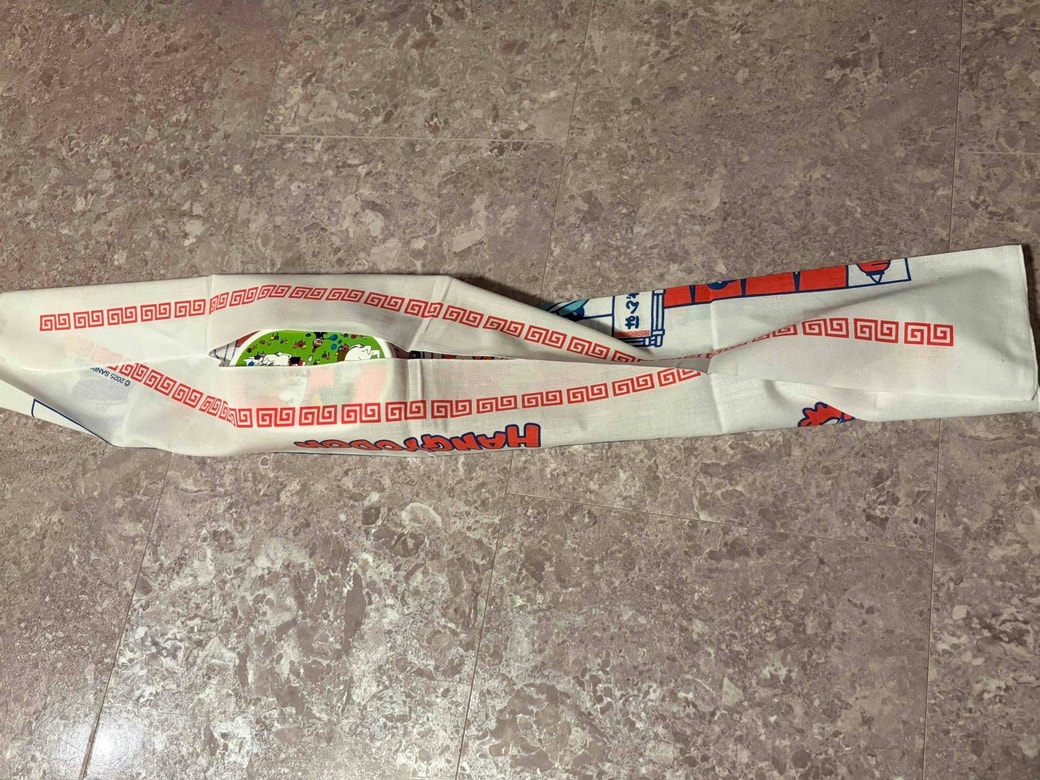 手ぬぐいでお弁当を包んでいるところ