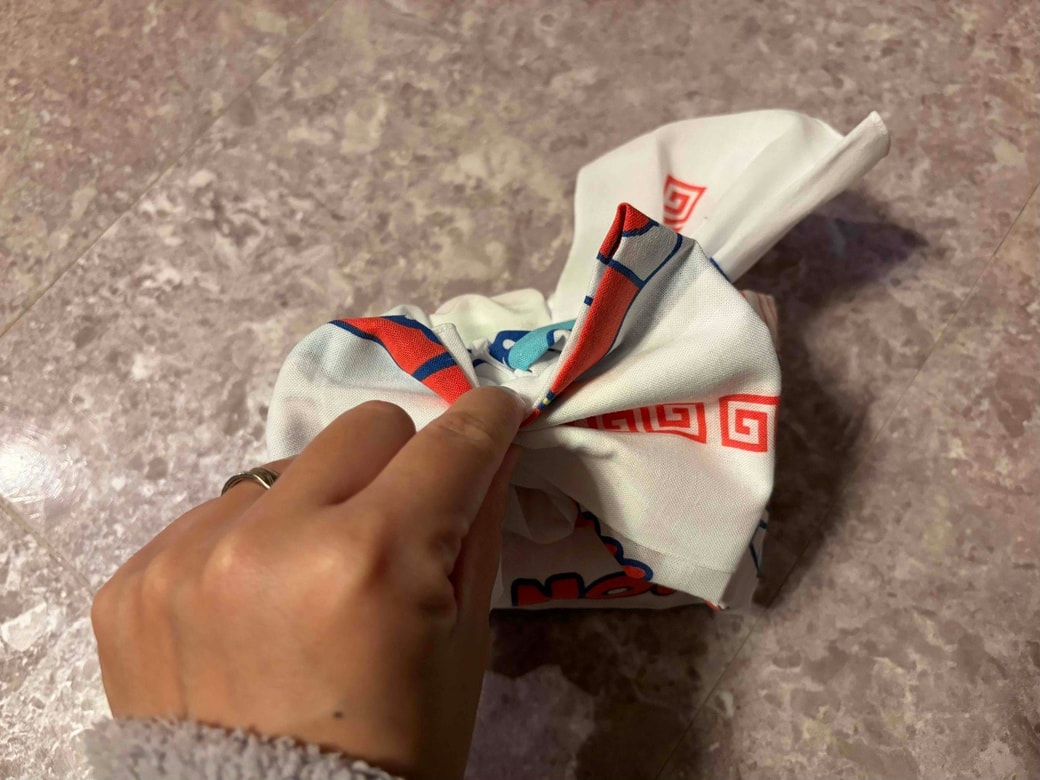 つまんでひだを寄せているところ