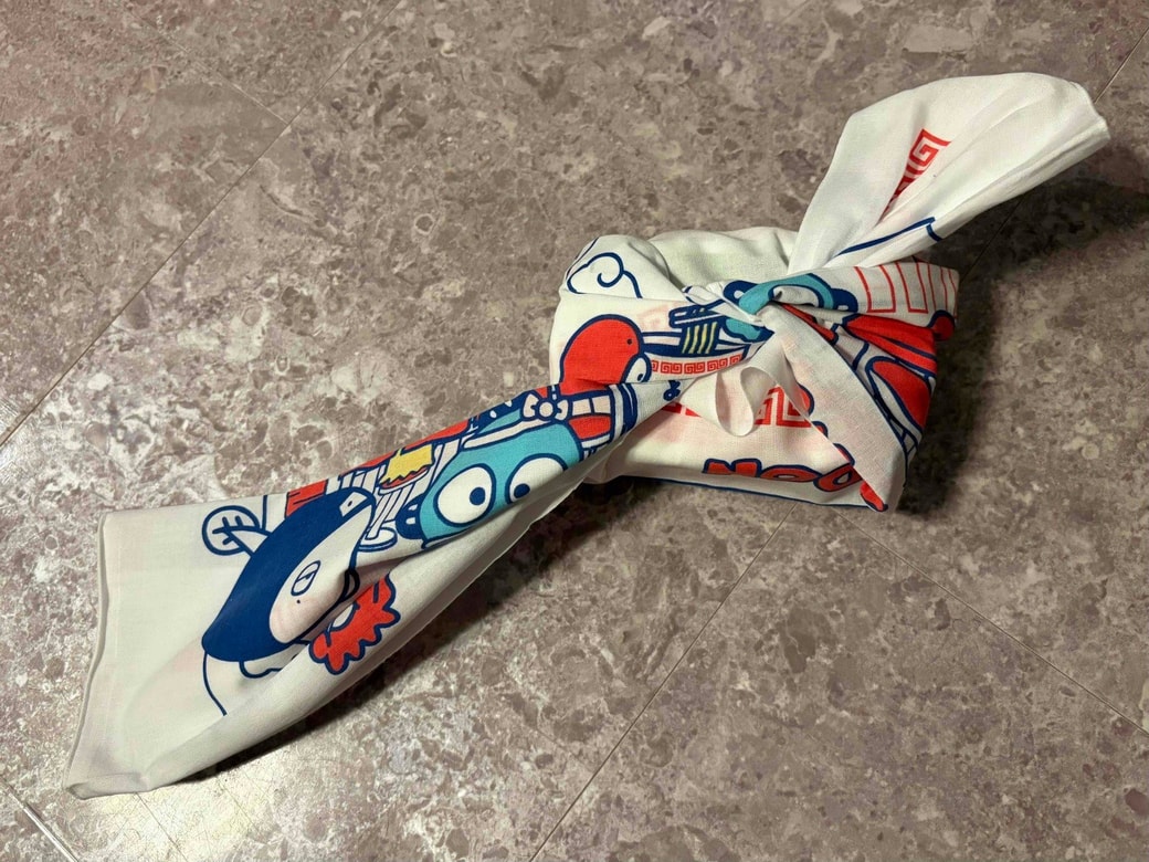 手ぬぐいを結んでいるところ