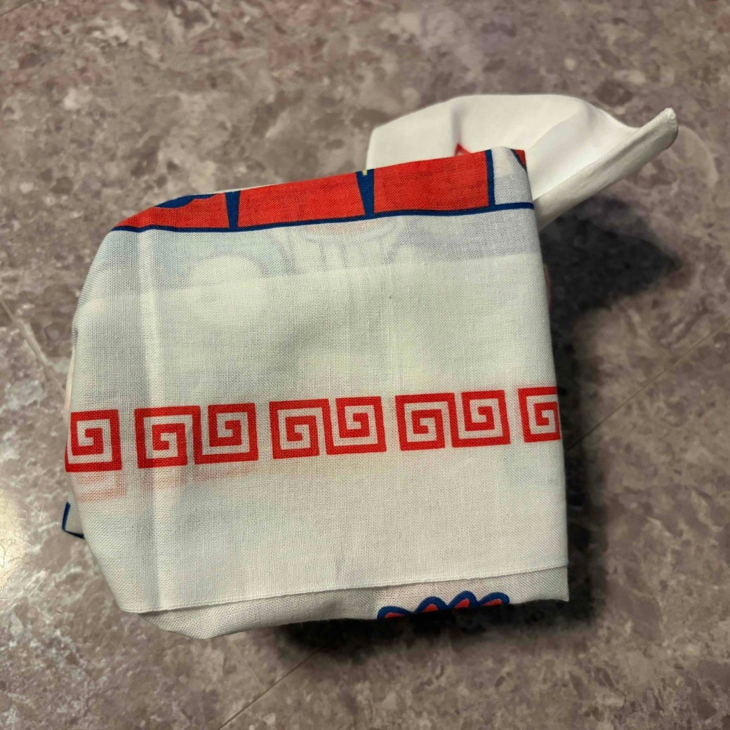 結び目の上に二つ折りした端を置いているところ