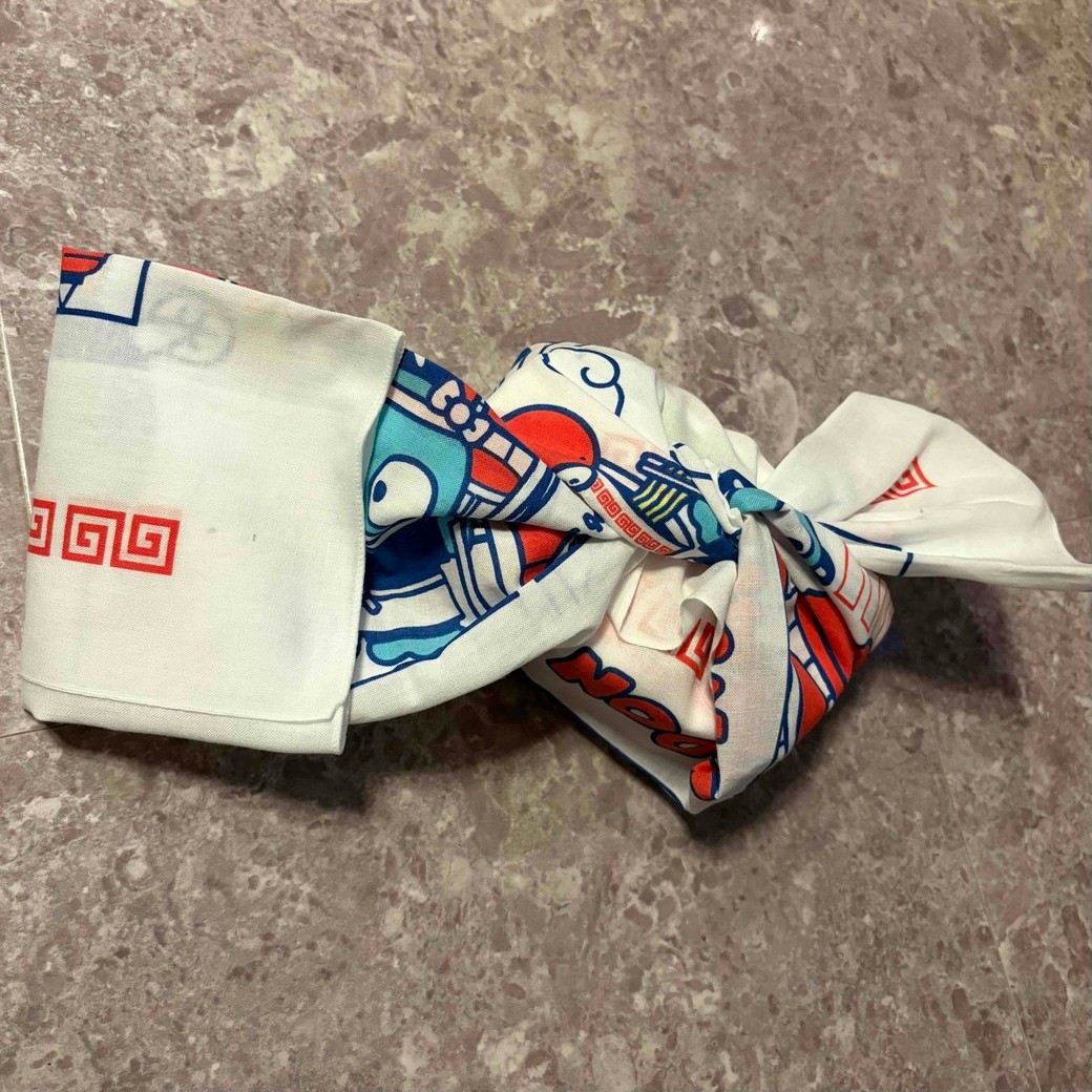 長い方の端を二つ折りにしているところ