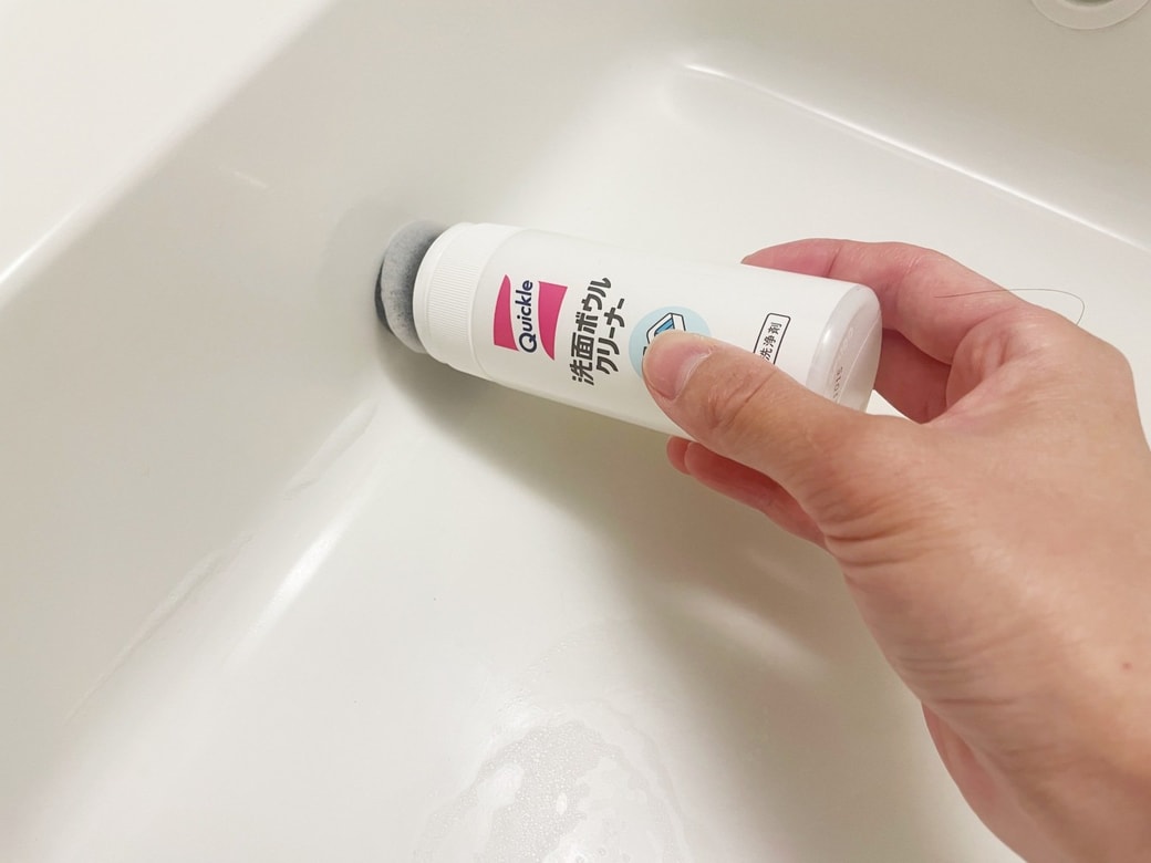 洗面ボウルを軽くなでるようにこすり洗いする