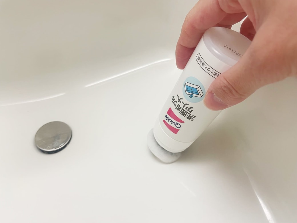 スポンジを押しつけて泡立てる