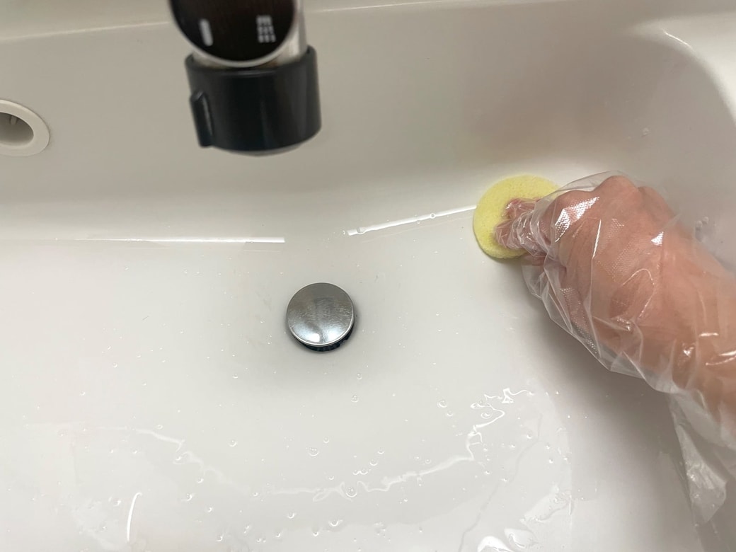 パッドを軽く濡らしてこすり洗いする