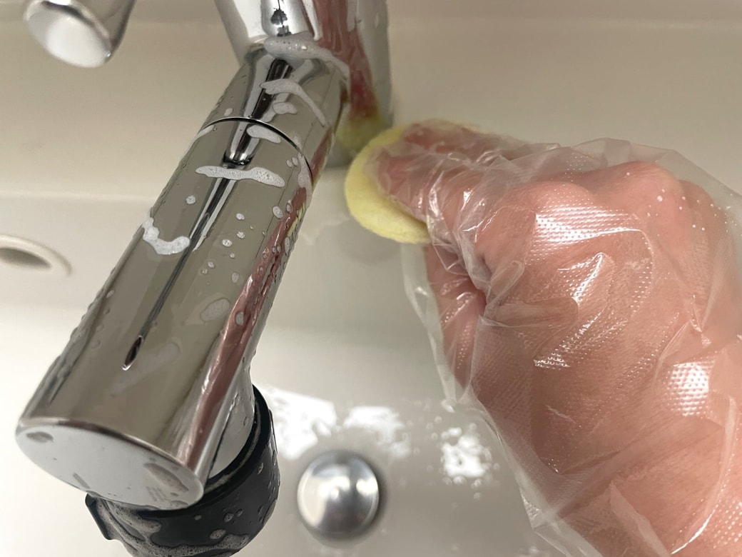 蛇口まわりの水アカもこすり洗い