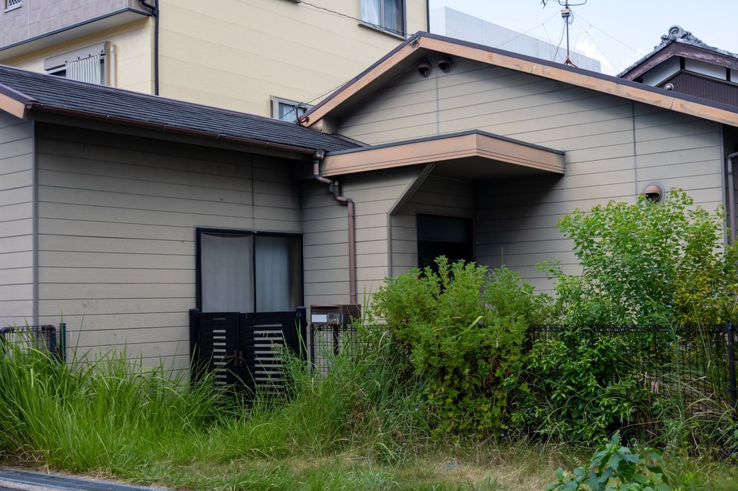 ③庭の草をそのままにする