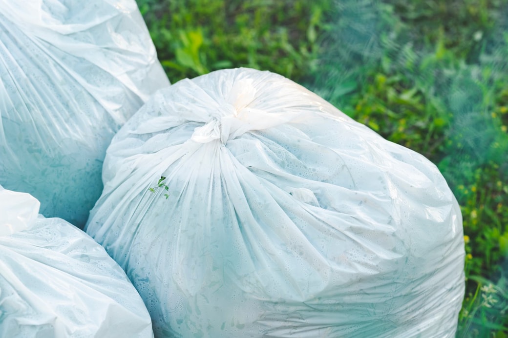 ①生ゴミを外で保管する