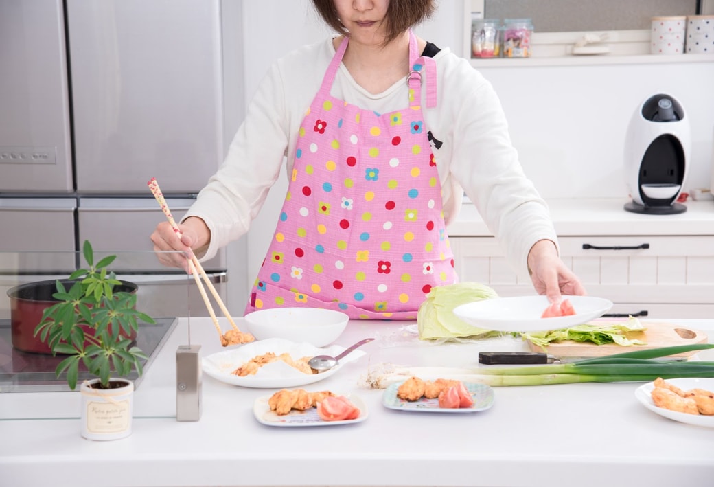 夕食の準備をする女性