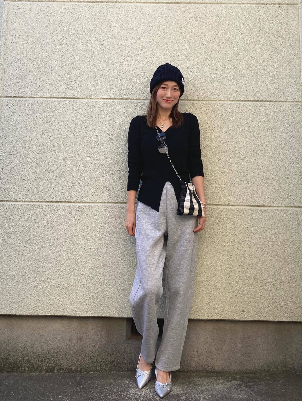 カジュアルなスウェットパンツには細身のきれいめトップスでバランスをとって。