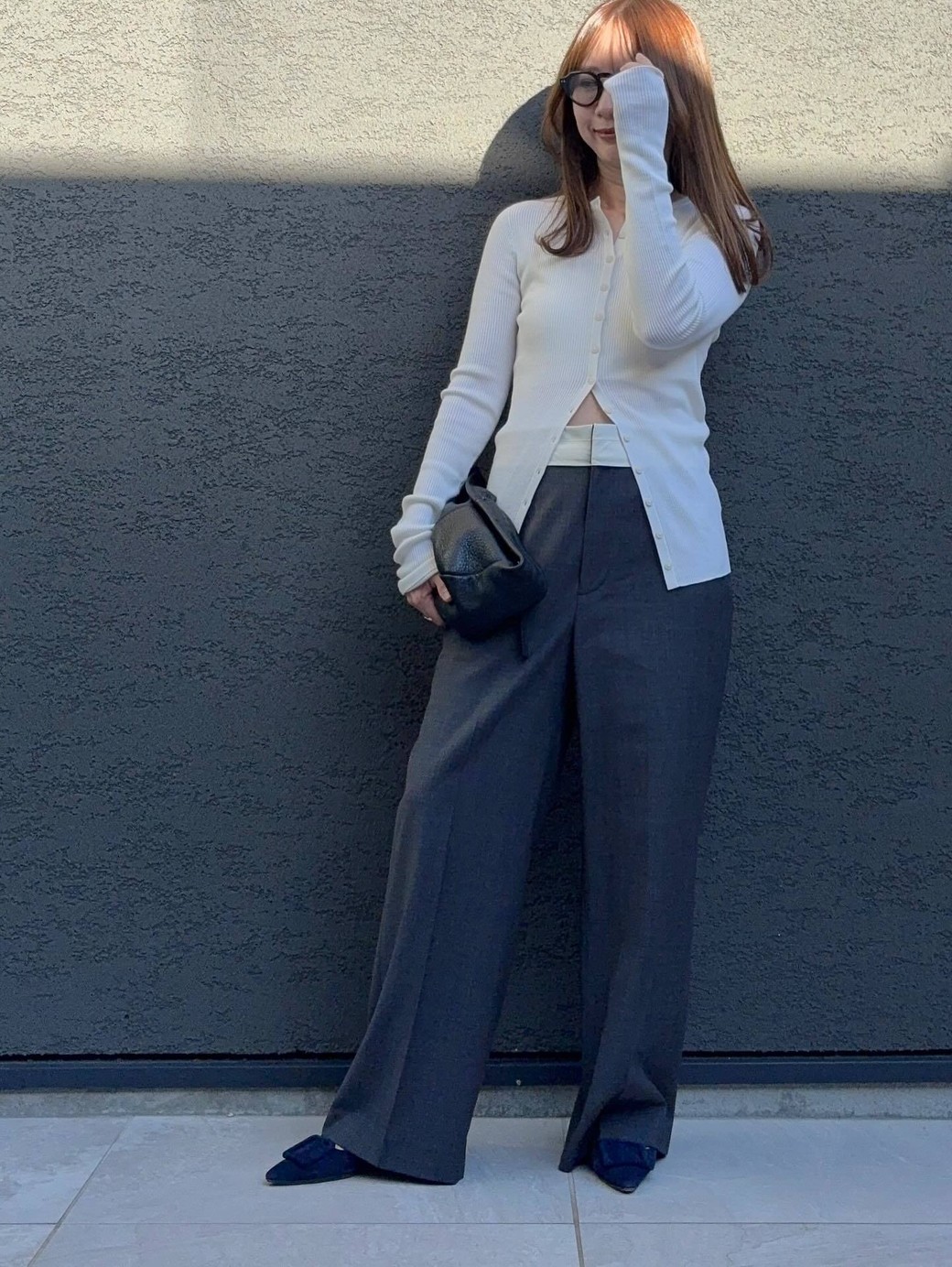 白トップスを持ってくることでグレーパンツの地味な印象から脱却。