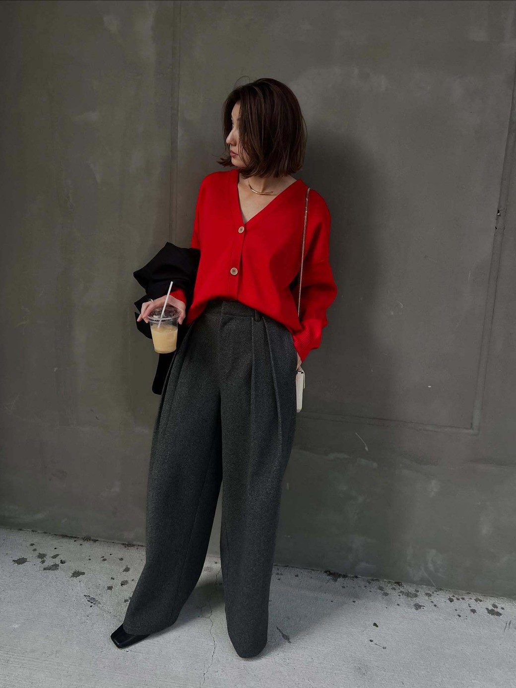 赤×グレーは知的に見える好印象カラー。