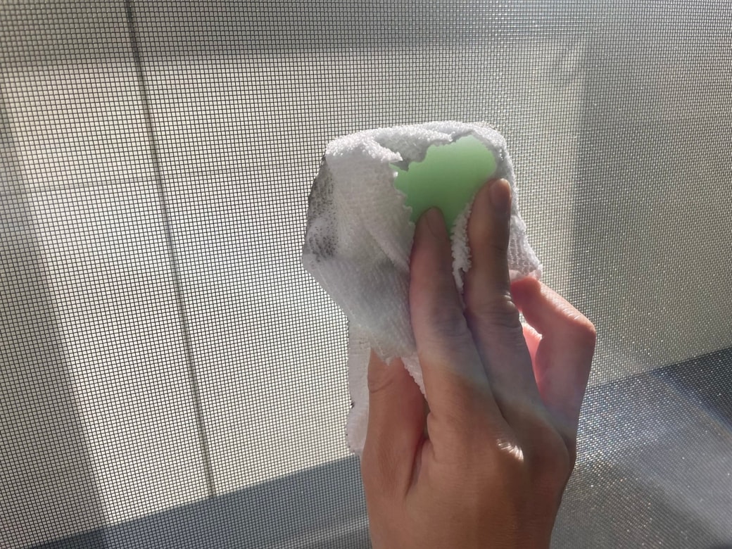 網戸はスポンジを使うと便利