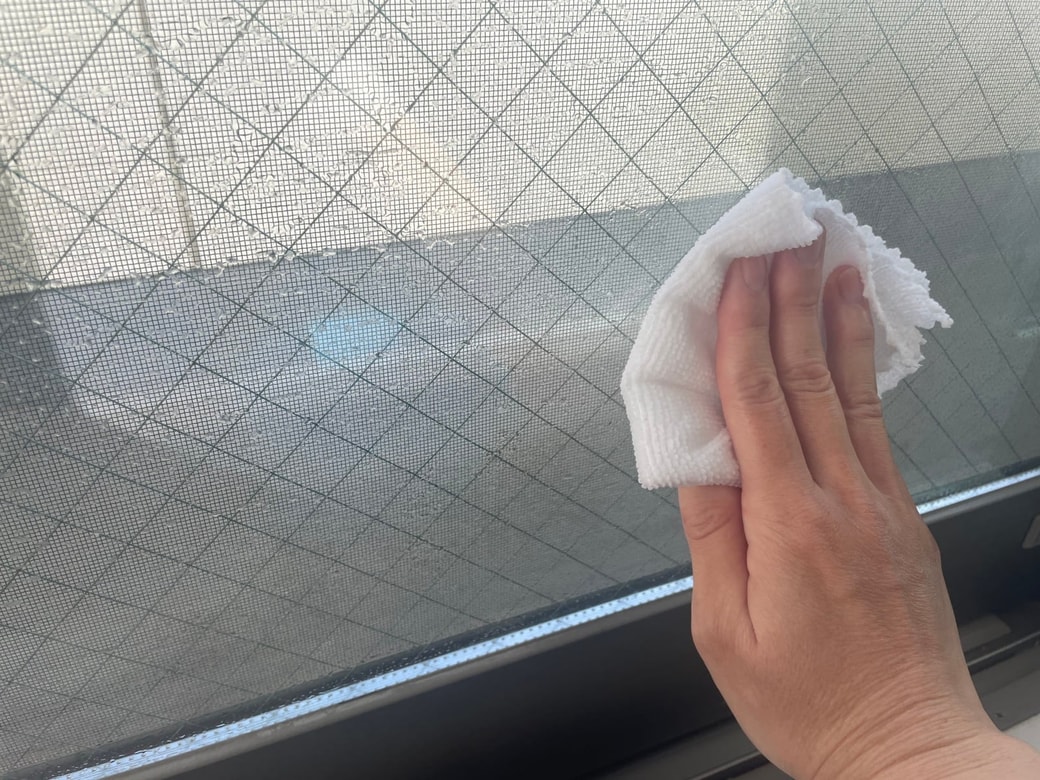 洗浄液に浸したクロスで拭く