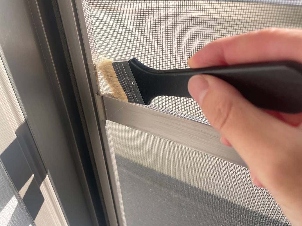 サッシの砂ぼこりを取る