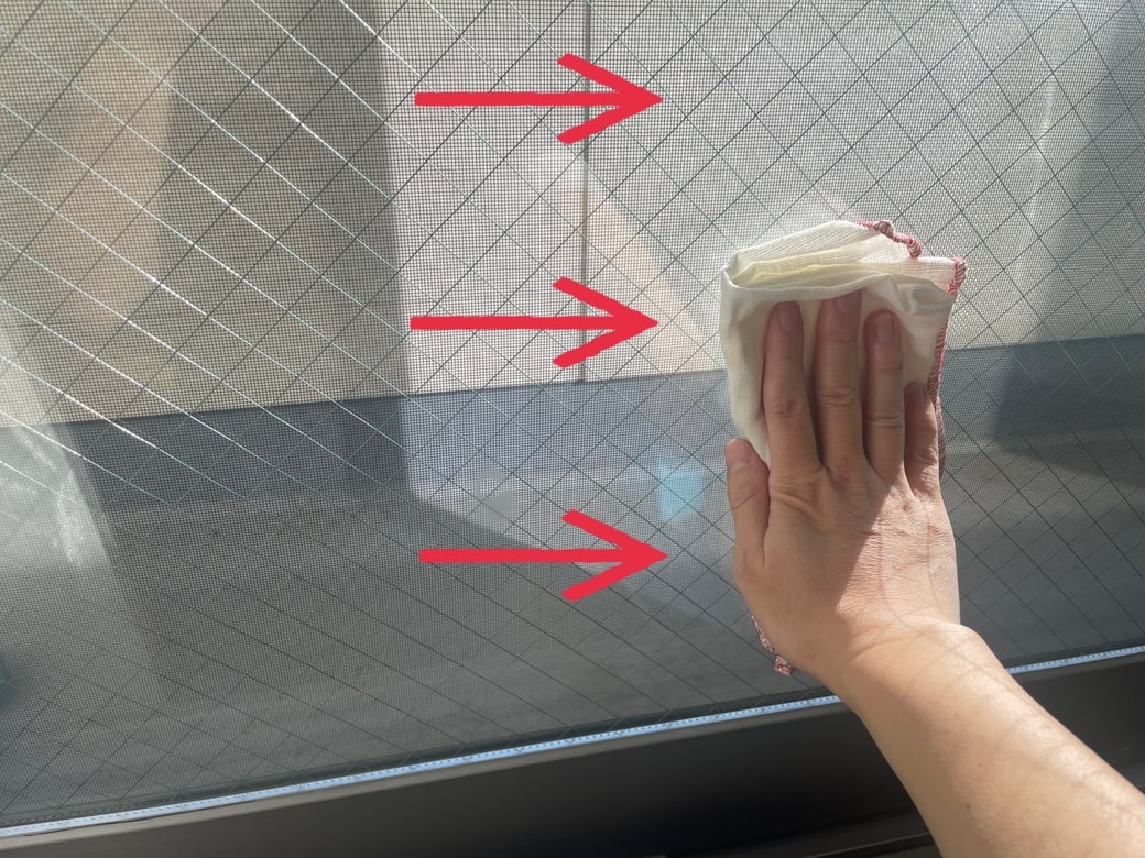 一方向に拭いて窓枠を一周して拭きあげる