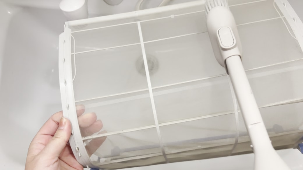 フィルターの表面に掃除機をかける