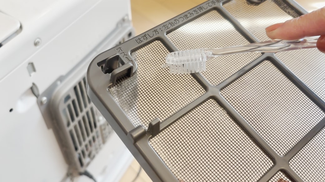 歯ブラシでホコリを落とす